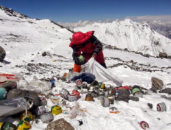 Banyak Plastik dan Limbah Manusia, Alasan China Batasi Jumlah Pendaki ke Everest