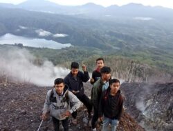 Berstatus Awas Level IV, Enam Pelajar Nekat Bermalam di Puncak Sinabung