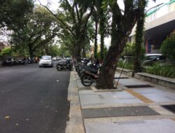 Parkir di Trotoar Dilarang Tapi Dibiarkan