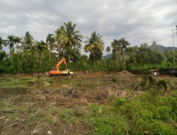 Kerahkan Alat Berat, Lapangan Bola Kaki Gema Samadua Diperlebar