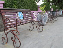 Miris! Besi Tempat Duduk di Depan Merdeka Walk Digondol Maling