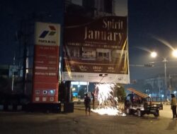 Makin Garang! Empat Reklame Bermasalah Kembali Dirobohkan Pemko Medan