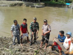 Polisi-TNI Bersihkan Sampah Plastik, Sekaligus Sampaikan Pesan Keselamatan