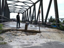 Berlubang dan Semakin Parah, Hati-hati Lewat Jembatan Suka Makmur