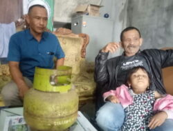 LPG Langka, Warga Bawa Tabung Gas Kosong ke Kantor Pesawat