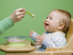 Dear Ibu, Ini Tips Meracik MPASI Sesuai Usia Bayi