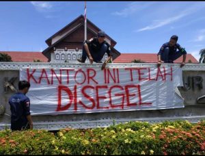 Mahasiswa Segel Kantor Gubernur Aceh, Protes Pemberian Izin Tambang di Naganraya