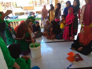 Ajak Masyarakat Kreatif, Mahasiswa Praktek Buat Sabun Cair Bersama Warga