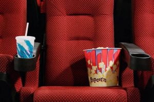 Tujuh Kebiasaan Buruk di Bioskop Ini Enggak Banget Deh!