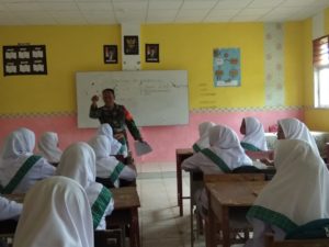 Babinsa Koramil 03/Blangkejeren Bantu Pengenalan Lingkungan Sekolah