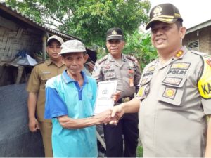 Kapolres Belawan Berikan Tali Asih Kepada Kek Sampah