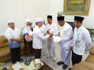 PDAM Tirtanadi Bagikan  8500 Handuk Untuk Calhaj