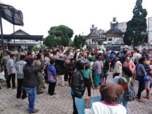 Minta Kadesnya Dicopot ,  Ratusan Warga  Desa Nageri Unjuk Rasa ke DPRD  dan Kantor Bupati Karo