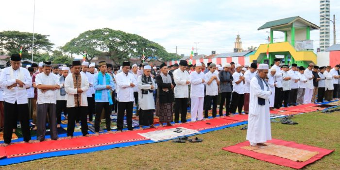 Plh Bupati Sergai H Dharma Wijaya Sholat Idul Adha di Lapangan Sepakbola Firdaus