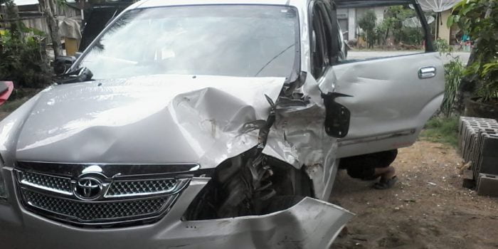 Elakkan Becak Mobil Avanza Masuk  Parit