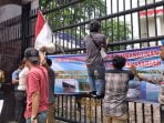 Demo Bupati Madina, Mahasiswa   Goyang-goyang Pagar Kejatisu