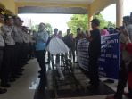 Demo Ke DPRK Dan Kantor Bupati, Masyarakat Hadiahi Keranda