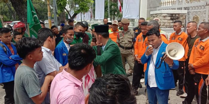 Aksi di Kantor Gubsu, PMII dan HIMMAH Sumut Minta Kadisdik Arsyad Lubis Dicopot