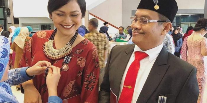 30 Tahun Mengabdi di Dunia Pendidikan, Edy Ikhsan Dapat Satya Lencana dari Presiden Jokowi
