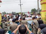 Pelantikan Anggota DPRD Asahan Diwarnai Aksi Demo