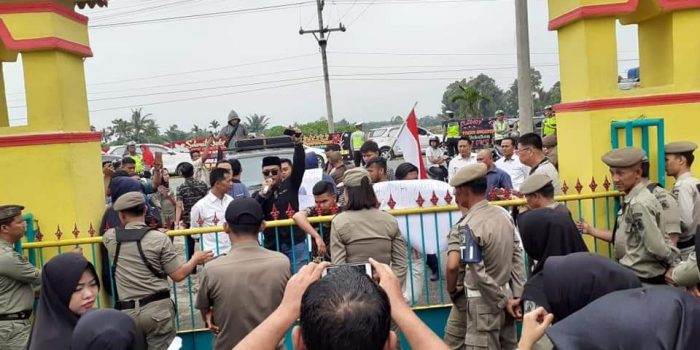 Pelantikan Anggota DPRD Asahan Diwarnai Aksi Demo