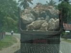 Melintas Tanpa Penutup Bak, Truk Muatan Batu Gajah Resahkan Warga Aceh Selatan