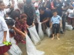 Susi Pudjiastuti Tabur 250 ribu Bibit Ikan di Pantai Pasir Putih Porsea