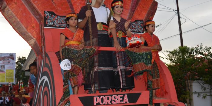 Bernuansa Ornamen Pelaminan, Porsea Jawara Lomba Mobil Hias