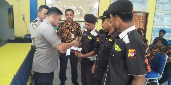 Serahkan Kartu FKPM, Kapolres Batubara: Polisi itu Teman