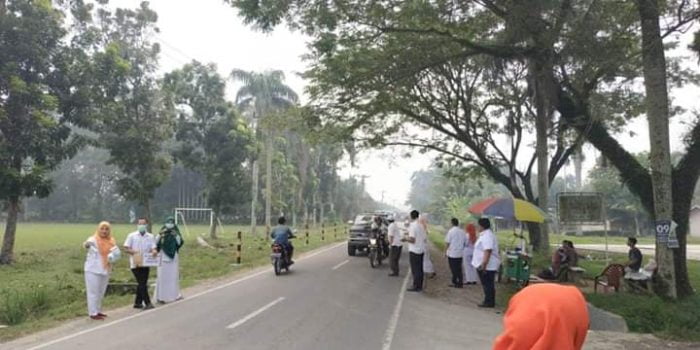 Kepala RS Tanjung Selamat Bagi-bagi Masker ke Pasien dan Masyarakat