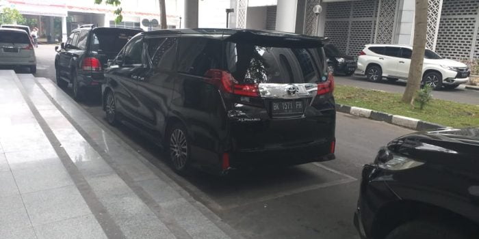 Wow, Mobil Mewah Seharga Milyaran Rupiah Berjejer di  DPRD Sumut
