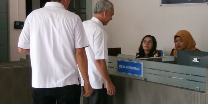 Mengenakan Kemeja Putih, Kepala Bappeda Keluar dari Ruang Kejati Sumut
