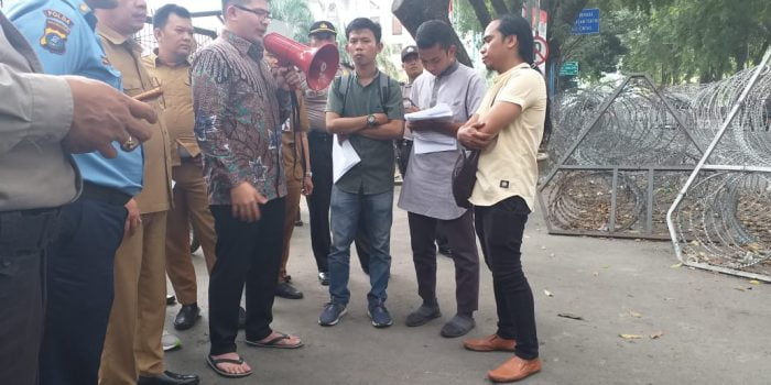 Terima Pengunjuk Rasa  Pakai Sandal Jepit,  Pendemo Protes Anggota Fraksi PAN DPRD Sumut Muhammad Faisal