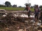 Babinsa Koramil 09/Sosa  Berikan Semangat kepada Petani