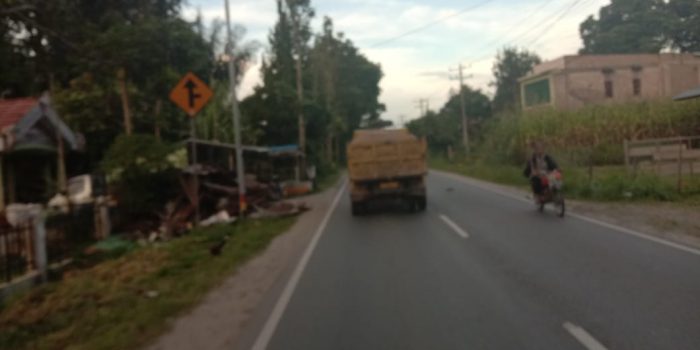 Dumptruk Pengangkut Material Kerap Ganggu Para Pengguna Jalan di Tobasa