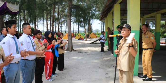 Bupati Soekirman Bagi-bagi Buku ‘Surat Dari Medan’ ke Peserta Kemah Sergai 2019