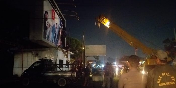 Akhirnya Reklame Rokok di Atas Pos Polisi Simpang Pondok Kelapa Dibongkar