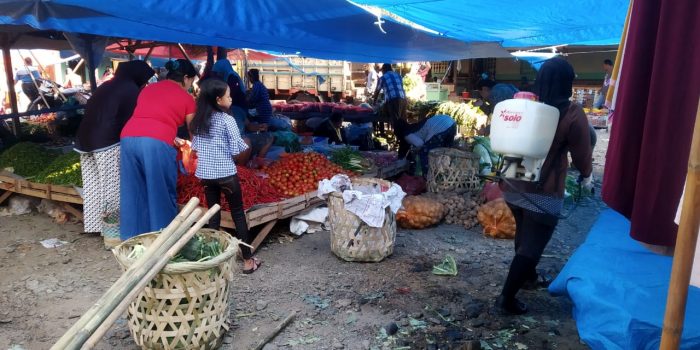 Cegah Penyebaran Covid-19, Lurah Pekan Bahorok Semprot Disinfektan  di Pasar  Tradisional