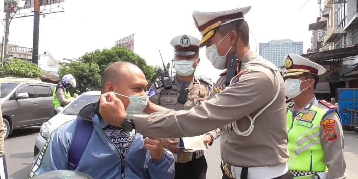 Kasatlantas Polrestabes Medan Kompol Reza Hadiahi 100 Masker ke Pengendara Tertib
