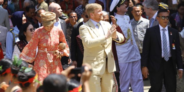 Disambut Tari Tortor, Raja Belanda Diulosi di Siambat Dalan
