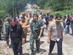 Prajurit TNI AD Bangun Jembatan Komposit Karya  TMMD ke-107 di Kabanjahe