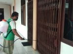 Cegah Penyebaran Covid-19- Kantor PD Pasar Kota Medan Disemprot Cairan Disinfektan