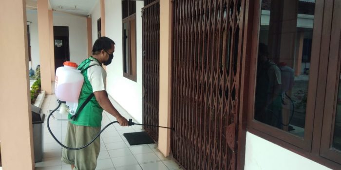 Cegah Penyebaran Covid-19- Kantor PD Pasar Kota Medan Disemprot Cairan Disinfektan