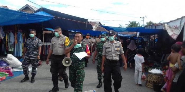Cegah Covid-19, Muspika Singkil Blusukan ke Pasar Imbau Masyarakat Batasi Keramaian