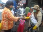 Wakil Bupati dan IBI Karo Bagikan Ribuan Masker Kepada Masyarakat