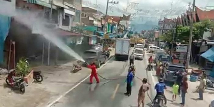 Warga Apresiasi Penyemprotan Desinfektan TPL di Pusat Kota Porsea