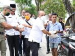 Pemkab Labuhanabatu Bagi Sembako ke Pengemudi Becak