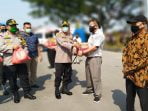 Polres Pelabuhan Belawan Bagikan 5500 Paket Sembako Untuk Masyarakat Terdampak Covid-19
