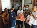 Peduli Covid-19, KPU Sumut dan KPU Medan Bagi Sembako