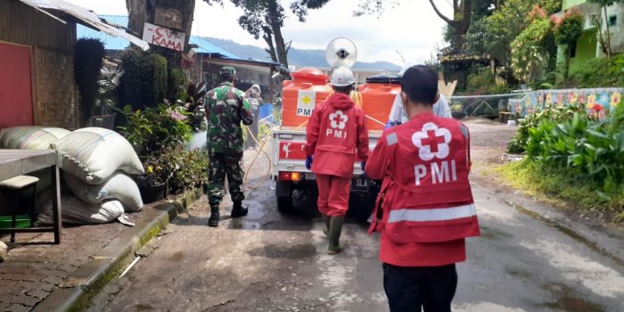 Bantu Pemkab Karo Mitigasi Covid-19, PMI Gelar Penyemprotan Disinfektan di Berastagi
